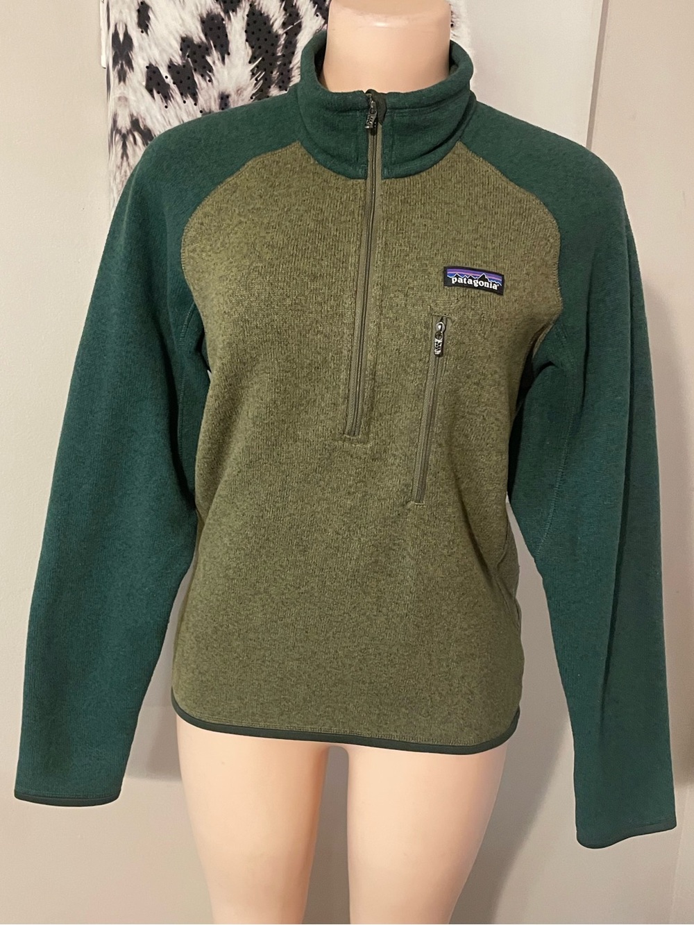 Patagonia Men’s Green Two-Tone 1/4 Zip Pullover better sweater buttery soft logo